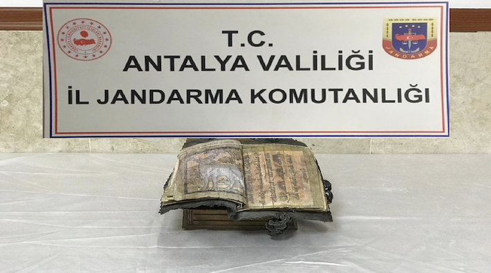 1700 yıllık tarihi kitabı satmaya çalıştılar