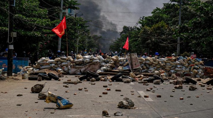 Myanmar'da güvenlik güçleri cenaze törenine ateş açtı
