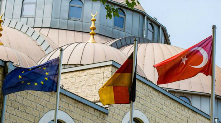 Alman polisi Diyanet'e bağlı 'casus imam'ların evine baskın düzenledi