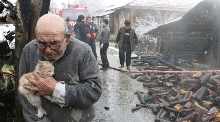 Evi yanan adam teselli olmak için kedisine sarıldı