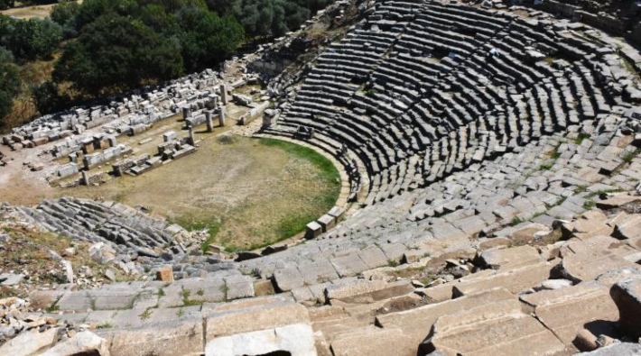 2 bin 200 yıllık antik tiyatro gün yüzüne çıkıyor