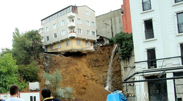 Beyoğlu'da bina çöktü: 'Arda Turan'ı uyardık ama devam ettiler'
