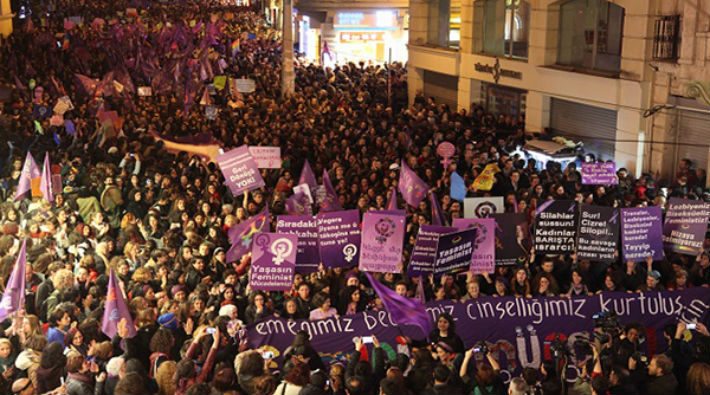 Kadınlar 8 Mart'ta sokakta