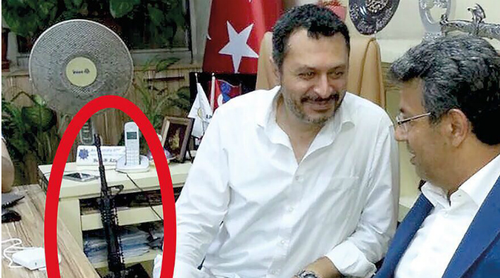 Küçükçekmece Belediye Başkanı ve AKP İlçe Başkanı’ndan uzun namlulu tüfek ile ‘hatıra fotoğrafı’