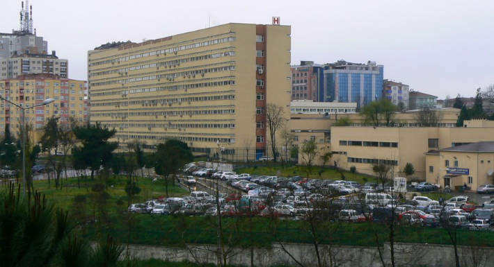 Okmeydanı Eğitim ve Araştırma Hastanesi'nin duvarı çöktü