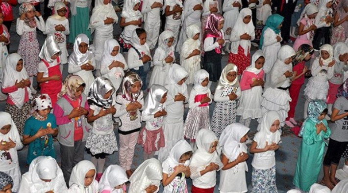 300 ilkokul öğrencisi müftülük programıyla namaza götürüldü: Başörtüsü ve takke dağıttılar