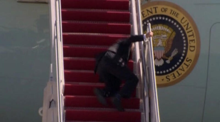 ABD Başkanı Biden uçağa binerken 3 kere düştü