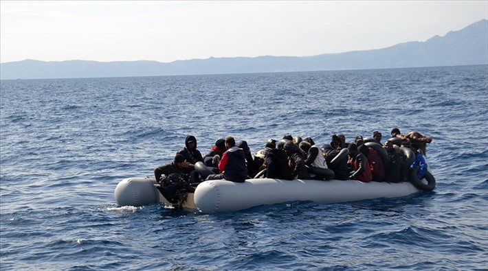İzmir'de denizin ortasında mahsur kalan 60 sığınmacı kurtarıldı