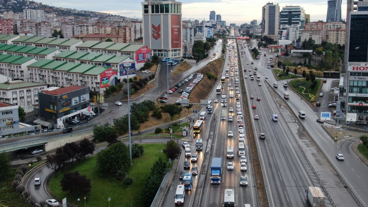 İstanbul'da yağmur trafiği kitledi