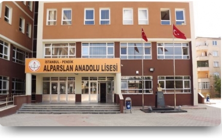 'Dersimde örtünebilirsiniz' diyerek öğrencilere türban dağıttı!