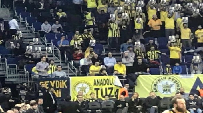 Fenerbahçeli taraftarlardan İzmir Marşı