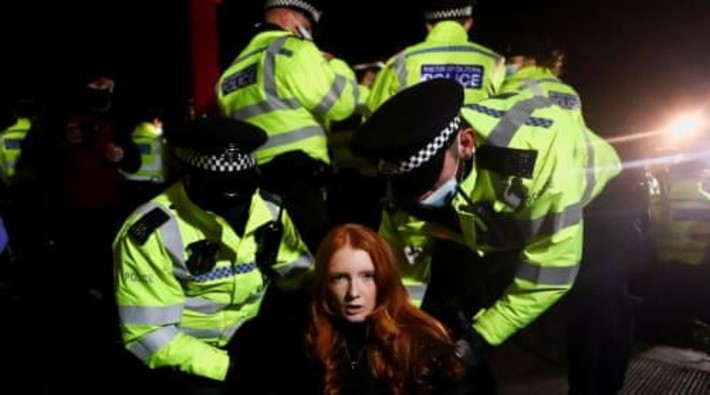 Londra'da Sarah Everard cinayetini protesto eden kadınlara polis saldırdı