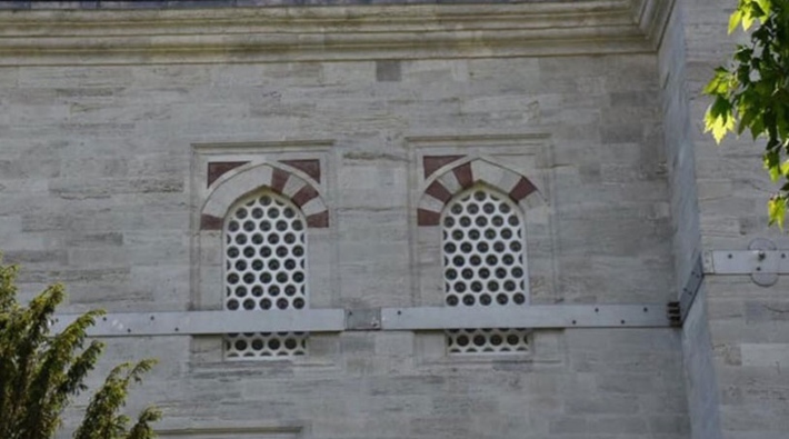 500 yıllık Beyazıt Camii'nde restorasyon skandalı: Pencerelerden çelik gergi geçirdiler