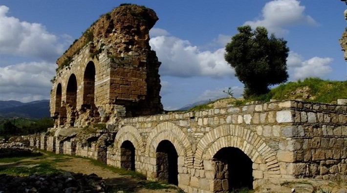 Aydın’daki Tralleis antik kenti soyuldu!