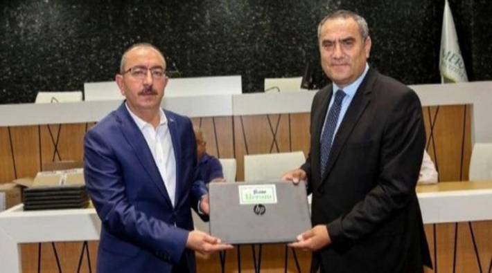 57 milyon lira borcu olan AKP'li belediye, muhtarlara bilgisayar dağıttı