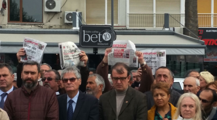 İzmir'de gazetecilerden Cumhuriyet'e destek eylemi