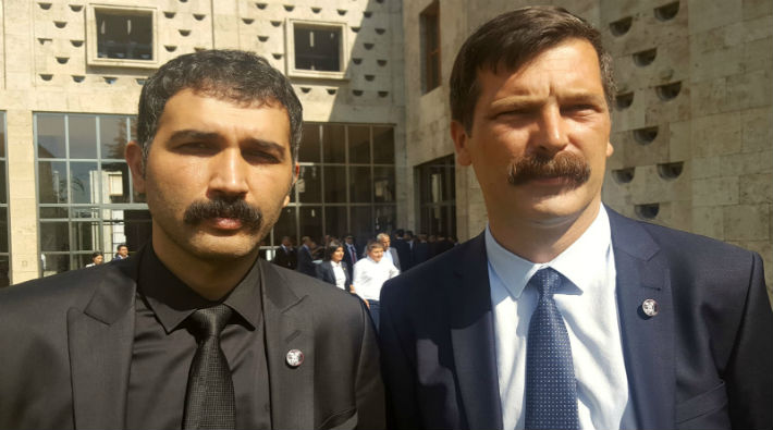 Meclis'te Mustafa Suphi ve Behice Boran rozetleri