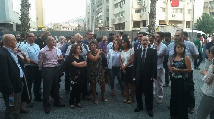İzmir'de gözaltına alınan avukatlar serbest bırakıldı