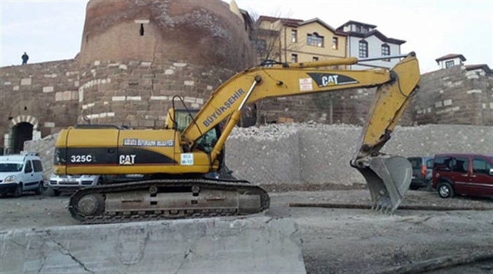 Belediyenin hunharca çalışma yaptığı Ankara Kalesinde çökme tehlikesi