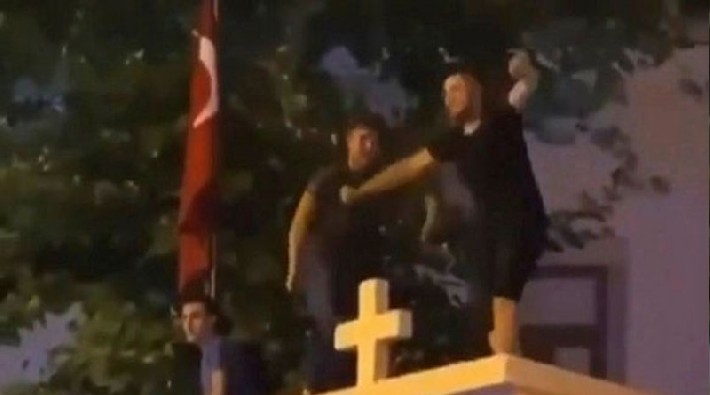 Kadıköy'de kilise kapısının üstüne çıkarak oynayan 3 kişi serbest bırakıldı