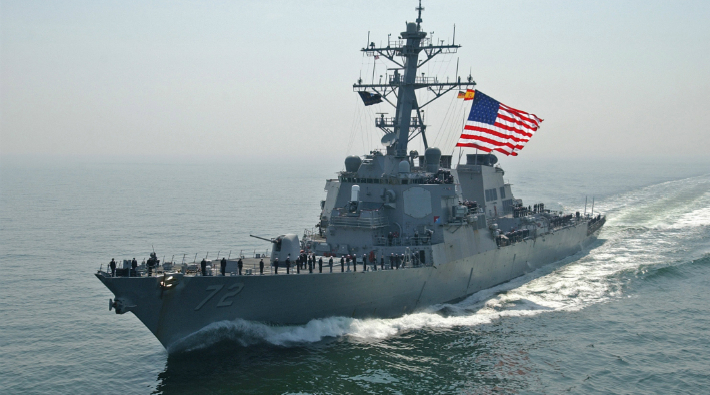 Hürmüz Boğazı'nda ABD donanması İran gemilerine 'uyarı ateşi' açtı