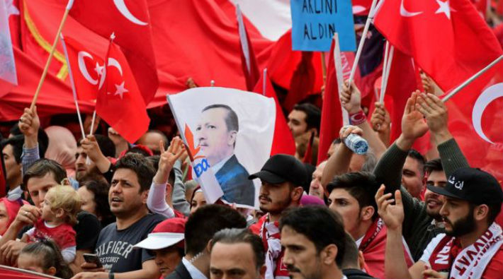 The Economist'ten 'Avrupalı Türkler' yorumu: Camiye daha az giden ama kendisini daha dindar olarak tanımlayan bir nesil