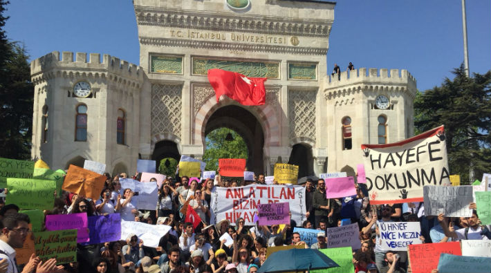 İstanbul Üniversitesi öğrencileri polis ablukasını aştı