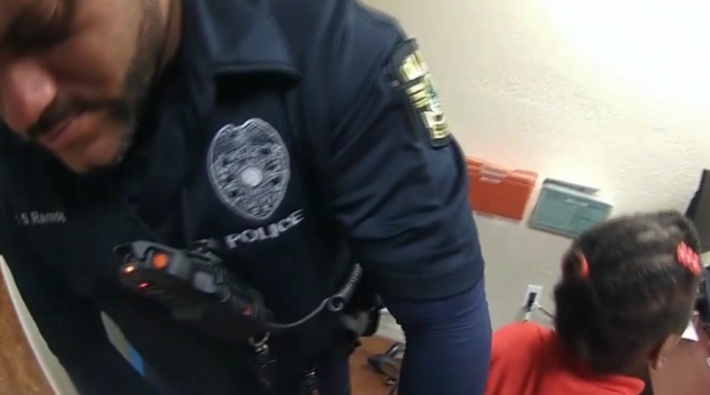 ABD'de 6 yaşındaki kız çocuğu kelepçe takılarak gözaltına alındı