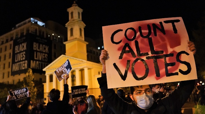 ABD'de seçim sonuçlarını bekleyen halk sokağa indi