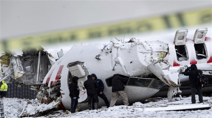 ABD'den gelen heyet Sabiha Gökçen Havalimanı'nda kaza yapan uçağın enkazını inceliyor