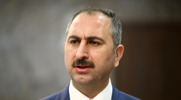 Adalet Bakanı Gül'den gençlere tavsiye: 'Kimsenin sizin yaşam tarzınıza müdahale etmesine izin vermeyin'
