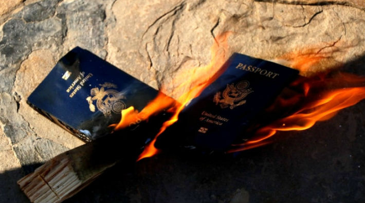 ABD'ye kızıp pasaport yaktı