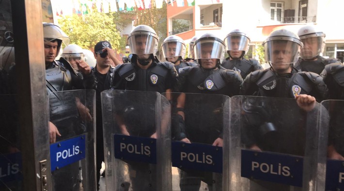 Helikopterden atılan yurttaşların ailelerini ziyarete giden HDP heyetine polis ablukası