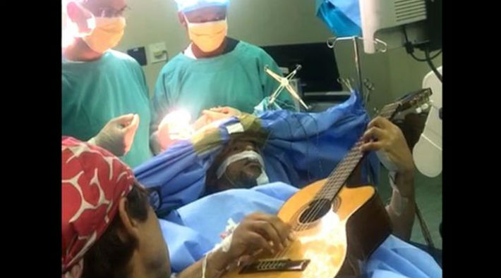 Açık beyin ameliyatı olurken gitar çaldı