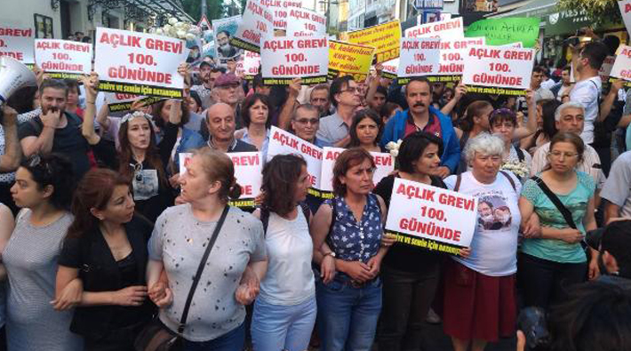 Açlık grevinin 100. gününde Gülmen ve Özakça'ya Kadıköy'de destek eylemi