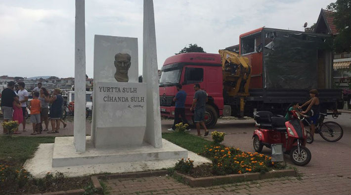 İBB, Atatürk anıtının hemen yanına seyyar tuvalet getirdi