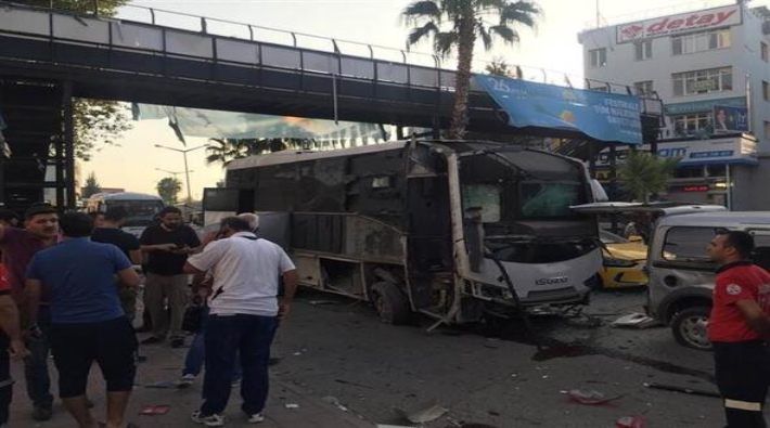 Adana'da polis otobüsünün geçişi esnasında patlama