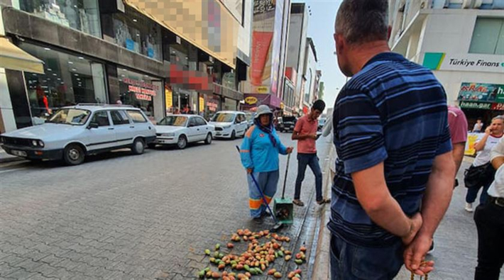 Adana'da zabıta seyyar satıcının incirlerini yere döktü!
