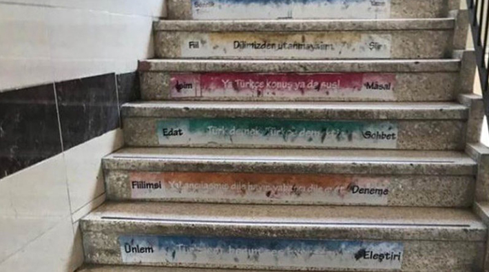 Adana’da merdivene ırkçı yazılar yazan müdür hakkında soruşturma başlatıldı