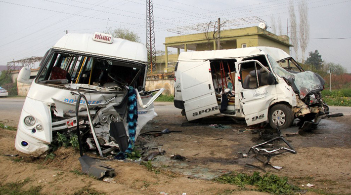 Adana'da 2 minibüs çarpıştı: 1 ölü, 18 yaralı