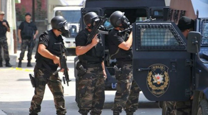 Adana'da ev baskınları: 24 gözaltı