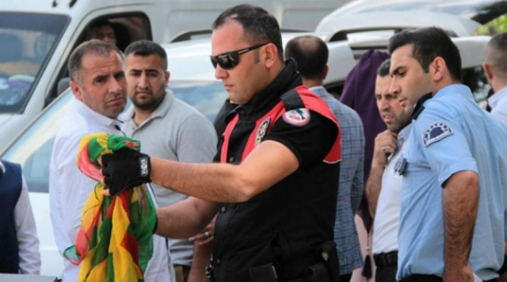 Adana'da polis, düğün konvoyunu durdurup sarı, kırmızı, yeşil mendil sallayanları gözaltına aldı