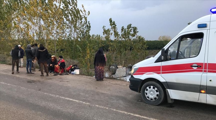 Adana'da tarım işçilerini taşıyan midibüs devrildi: 11 yaralı
