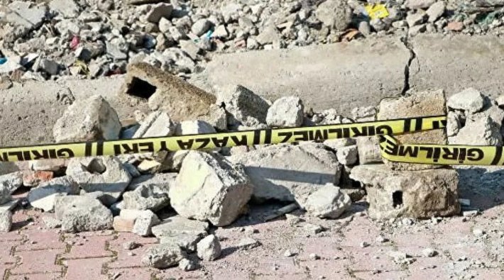 Adana'da yıkılan okul duvarının altında kalan 12 yaşındaki çocuk yaşamını yitirdi