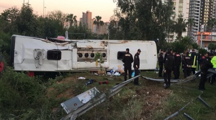 Adana'da yolcu otobüsü devrildi: 2 ölü, 29 yaralı