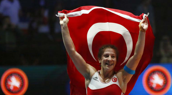 Yasemin Adar Türkiye'nin dünya şampiyonu ilk kadın güreşçisi oldu