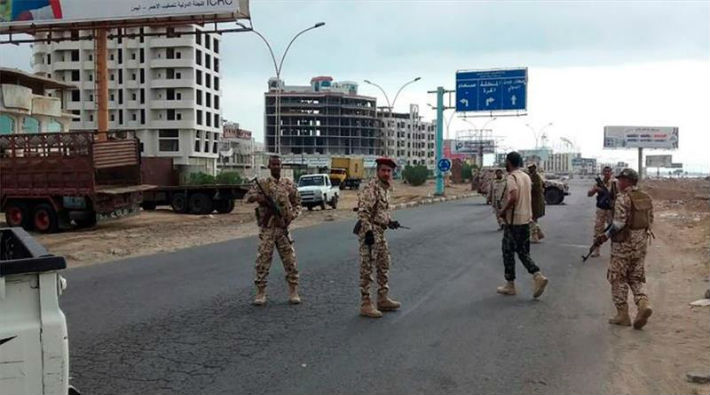 Aden'de hükümet binaları ele geçirildi