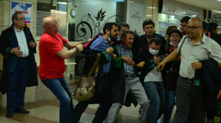 İzmir'de açlık grevindekilere destek olan avukatlara polis saldırdı