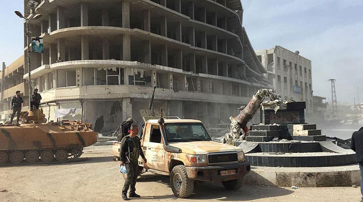 Afrin'e giren ÖSO'cular heykelleri yıkıyor