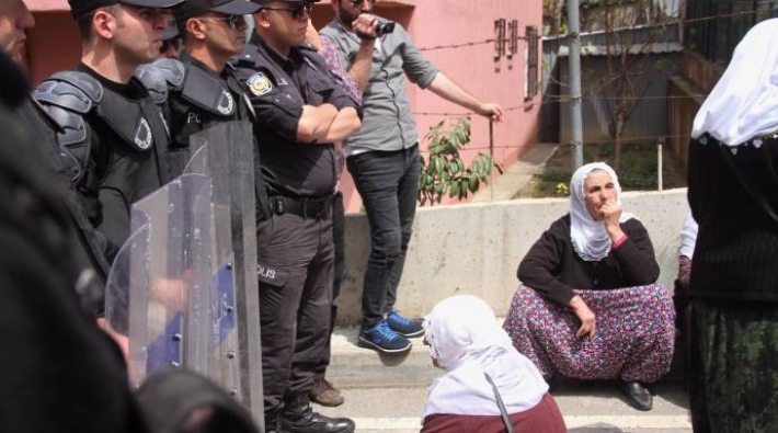 Gebze'de açlık grevcilerinin aileleri polisin engellemelerine rağmen eylemlerini gerçekleştirdi